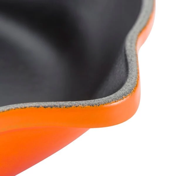 Le Creuset Signature Volcanic Cast Iron 26cm Frying Pan With Metal Handle 7 Le Creuset Signature Volcanic Cast Iron 26cm Frying Pan With Metal Handle - Image 5