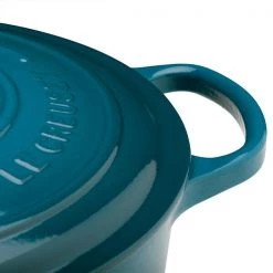 Le Creuset Signature Deep Teal Cast Iron 24cm Round Casserole -POTS & PANS Sales 2022 21177246422430 Le Creuset Signature Cast Iron 24cm Round Casserole Deep Teal 4