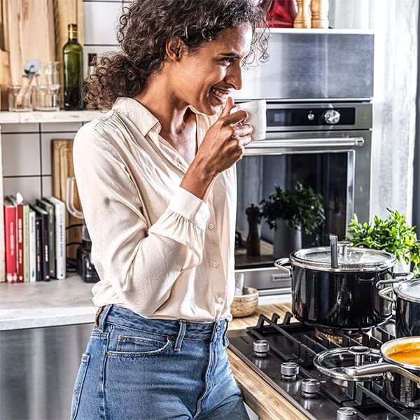 KitchenAid Steel Core Enamel Onyx Black 16cm Saucepan With Lid 5 KitchenAid Steel Core Enamel Onyx Black 16cm Saucepan With Lid - Image 3