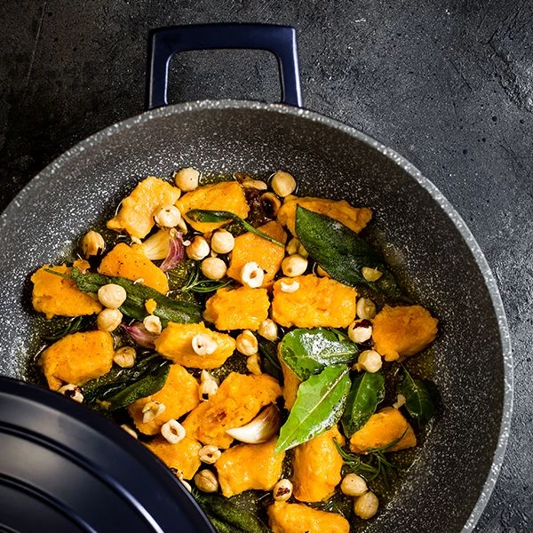 MasterClass Metallic Blue Cast Aluminium 28cm 4L Shallow Casserole Dish 4 MasterClass Metallic Blue Cast Aluminium 28cm 4L Shallow Casserole Dish - Image 2